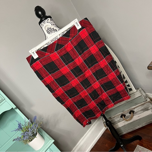 Torrid Mini Studio Luxe Ponte Lace-Up Plaid Pencil Skirt Size NWOT 2X Red Black - Picture 7 of 10